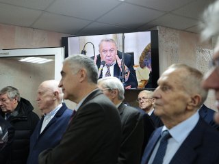 Академику Фортову — 80 лет! В ОИВТ РАН открылась мемориальная доска в память о великом ученом. Фото: Ольга Мерзлякова / Научная Россия