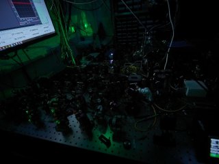 На фотонах и нейтральных атомах: журналистам показали квантовые вычислители МГУ. Фото: Елена Либрик / «Научная Россия»