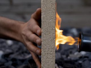 Новый материал, разработанный исследователями на основе минерализованных опилок, является отличным антипиреном. Фото: Dan Vivas Glaser / from Kürsteiner R et al. Chem Circularity 2026, CC BY 4.0