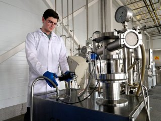 Инженер выполняет протокол мойки установки обратного осмоса. Фото: Олег Вечер / предоставлено пресс-службой СКФУ
