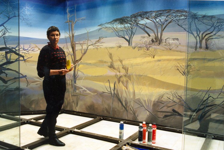 Работа художника Л.В.Литвиновой над задником витрины Саванна зала Зоогеография