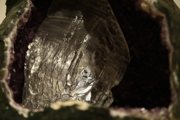 Жеода, подаренная Примо Ровисом с кристаллом гипса внутри.