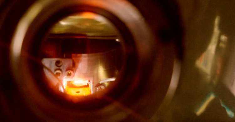 Кристалл кремния в момент трансформации поверхности в атомное зеркало при температуре 1200 градусов Цельсия в сверхвысоковакуумной MBE-ячейке в колонне отражательного электронного микроскопа