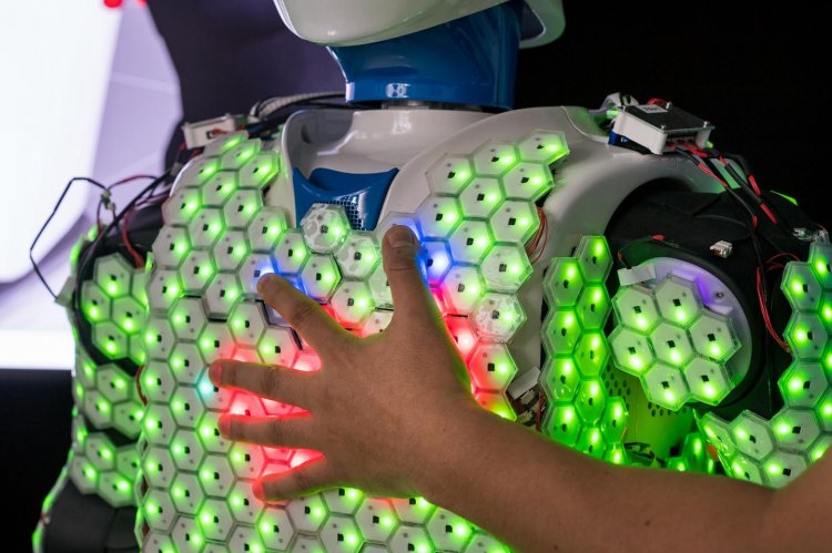 Новая синтетическая кожа улучшает сенсорные способности роботов