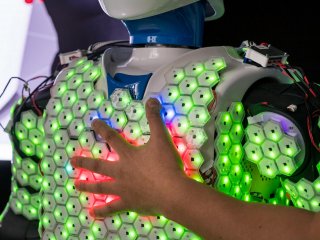Новая синтетическая кожа улучшает сенсорные способности роботов