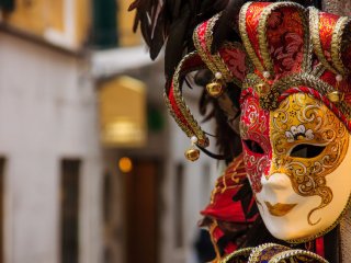 Венецианская маска. Фото: https://ru.123rf.com