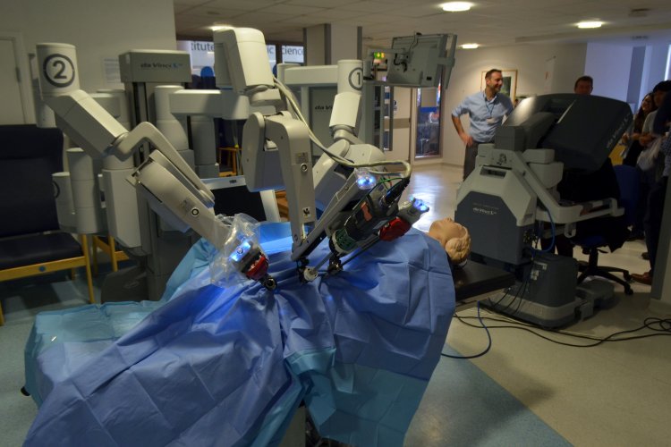 Робот-ассистированная хирургическая система «Da Vinci» (США) ─ это робот нового поколения, который позволяет проводить операцию через меленькие разрезы при помощи миниатюрных манипуляторов и 3-D камер высокой резолюции, что дает хирургу максимально полное изображение места операции. На фото: оперирующая часть роботизированной системы (слева) и пульт хирурга-оператора (справа).Источник справки: https://radio-med.ru/makers/rentgeni/robotyzyrovannaia-khyrurhyia/hirurgicheskij-robot-davinci/Источник фото: Cmglee, https://commons.wikimedia.org/
