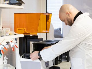 Чипы печатают на принтере в лаборатории