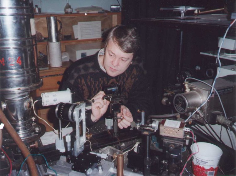 И.В. Кукушкин в лаборатории. Черноголовка, 1996 г. Из личного архива. Предоставлено И.В. Кукушкиным