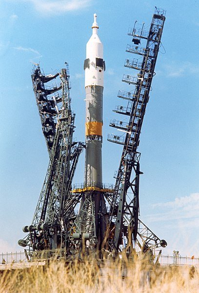 Ракету «Союз-У» с космическим грузовиком «Прогресс М-24М» установили на космодроме Байконур