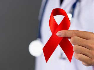 Красная ленточка — символ борьбы со СПИДом. Фото: jcomp / Freepik
