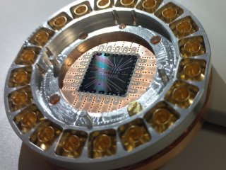 Держатель с чипом квантового процессора в центре. Фото: Глеб Федоров / МФТИ