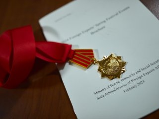 Медаль «Премии Дружбы». Фото: Елена Либрик / «Научная Россия»
