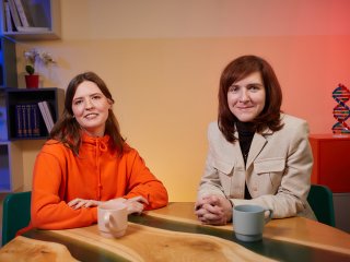 Корреспондент портала «Научная Россия» Янина Хужина и профессор Сколтеха Екатерина Храмеева. Фото: Елена Либрик / «Научная Россия»