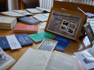 В библиотеке ИОХ РАН. Фото: Елена Либрик / «Научная Россия»