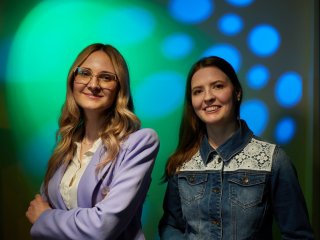 Физик Юлияна Цветинович и корреспондент «Научной России» Янина Хужина. Фото: Елена Либрик / «Научная Россия»