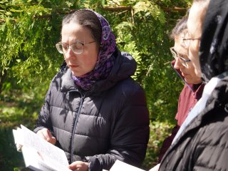 Сотрудники МГУ вернули на историческое место надгробный памятник выдающемуся библиографу. Фото: Никита Ланской / Научная Россия