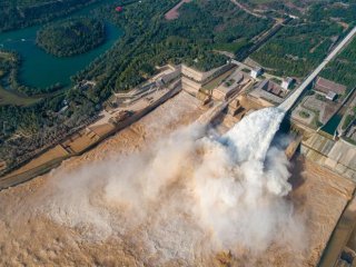 Регулярная промывка отложений в водохранилище Сяоланди помогает поддерживать его вместимость. Фото: DONG Baohua / Chinese Academy of Sciences