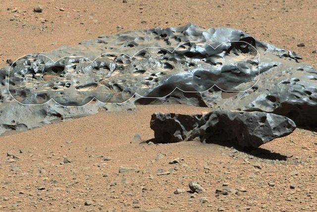 Марсоход Curiosity нашел первый метеорит