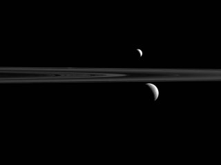 Красивое трио: вид на спутники и кольца Сатурна