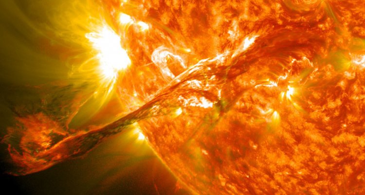 Магнитное пересоединение подпитывает корональные выбросы массы Солнца