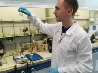 Научный сотрудник лаборатории химии кластерных и супрамолекулярных соединений Андрей Усольцев. Источник: Сергей Адонин/ИНХ СО РАН