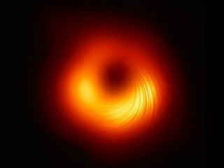 Новое изображение черной дыры показывает магнитные поля вокруг нее
