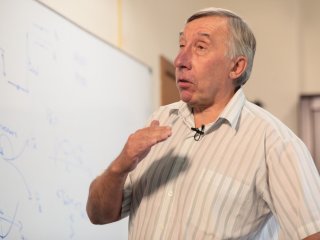 Классик теоретической физики И.М.Халатников получил орден Александра Невского…