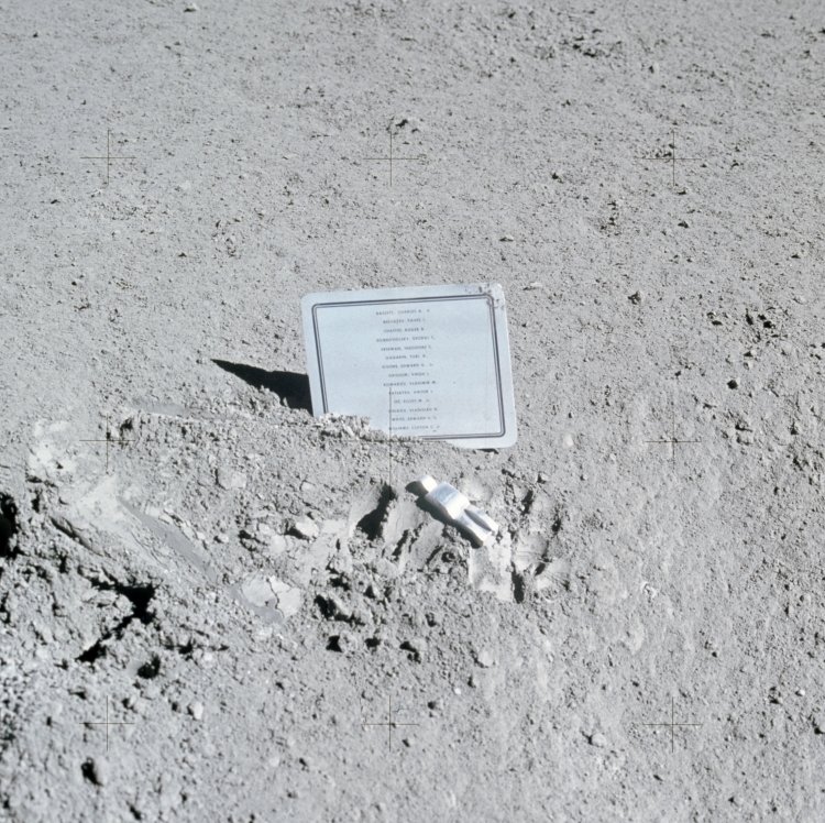 Первый мемориал на Луне «Павший астронавт»