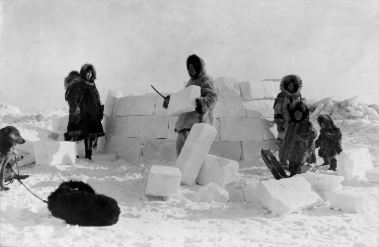 Строительство иглу эскимосами на Аляске