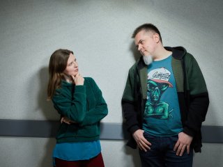 Корреспондент портала «Научная Россия» Янина Хужина и младший научный сотрудник АКЦ ФИАН Вячеслав Авдеев. Фото: Елена Либрик / «Научная Россия»