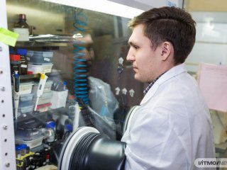 Никита Глебов в лаборатории. Фото: Дмитрий Григорьев / ITMO NEWS