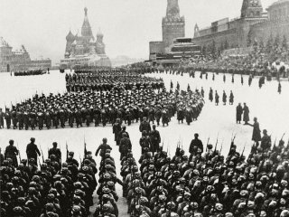 Парад на Красной площади 7 ноября 1941 г. Источник МАММ / МДФ