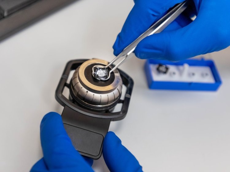 Исследование модельных продуктов пирохимической технологии на электронном микроскопе. Фото: Надежда Высоцкая / ИВТЭ УрО РАН