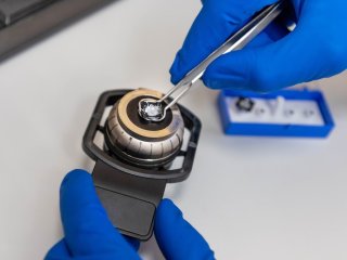 Исследование модельных продуктов пирохимической технологии на электронном микроскопе. Фото: Надежда Высоцкая / ИВТЭ УрО РАН