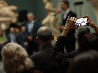 Лауреатов премии OGANESSON–2025 наградили в зале Микеланджело Пушкинского музея. Фото: Николай Малахин / Научная Россия