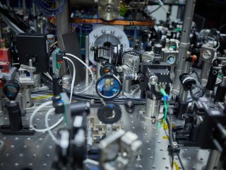 На фотонах и нейтральных атомах: журналистам показали квантовые вычислители МГУ. Фото: Елена Либрик / «Научная Россия»