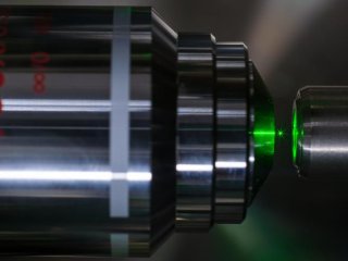 Фононные лазеры используются для захвата и левитации наночастиц в лаборатории Ника Вамивакаса, профессора оптической физики в Рочестерском университете. https://www.doi.org/10.1038/s41467-026-70564-3 Фото: University of Rochester photo / J. Adam Fenster