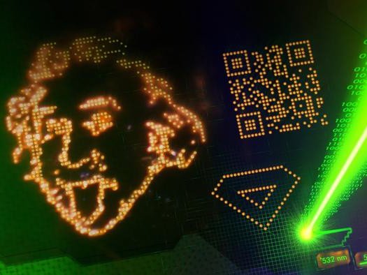 Лазер с непрерывной волной длиной 532 нм «вырезал» микроскопические узоры на чешуйке As₂S₃, в том числе монохромный портрет Альберта Эйнштейна (расстояние между точками 700 нм) и рисунок, напоминающий QR-код. Фото: XPANCEO / Valentyn Volkov