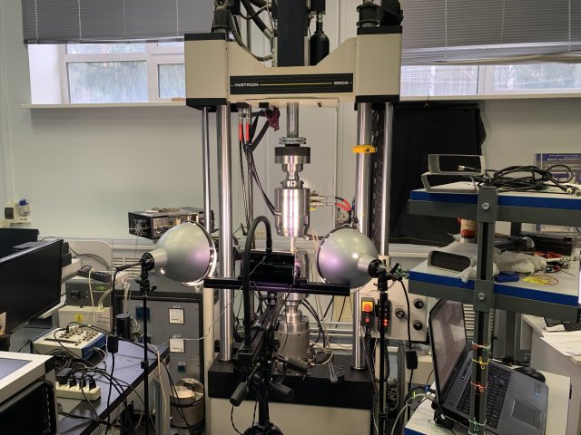 Испытания на усталость образцов с дефектом вмятина с использованием сервогидравлической испытательной системы. Источник фото: пресс-служба ПНИПУ