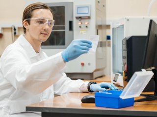 Научный сотрудник лаборатории плазменных гибридных систем ТПУ Глеб Дубиненко. Источник пресс-служба ТПУ