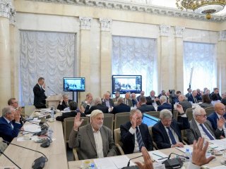 Президиум РАН заслушал доклады лауреатов Государственных премий в области науки и технологий 2025 г. Источник фото: Российская академия наук