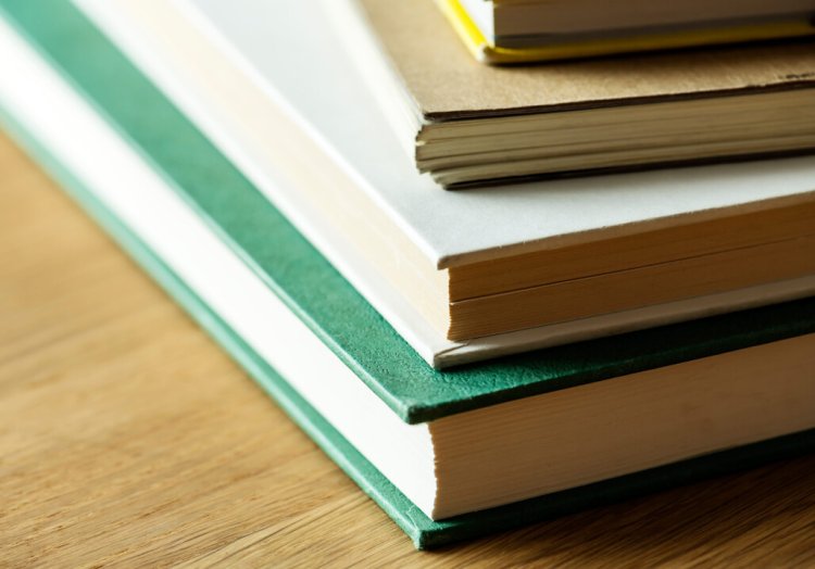 Изображение стопки книг. Фото: rawpixel / фотобанк 123RF