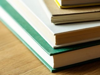 Изображение стопки книг. Фото: rawpixel / фотобанк 123RF