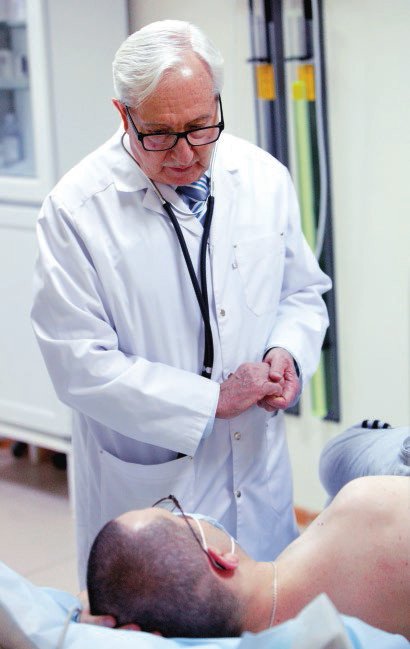 Ростислав Сергеевич Карпов осматривает пациента