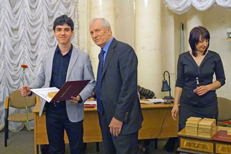 Российским молодым ученым и студентам вручены медали и премии РАН