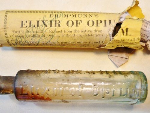 Ртуть в лекарствах для чего. qmf medium. Ртуть в лекарствах для чего фото. Ртуть в лекарствах для чего-qmf medium. картинка Ртуть в лекарствах для чего. картинка qmf medium. Сама по себе разлитая ртуть не навредит, если все шарики быстро и аккуратно собрать (не касаясь их голыми руками) в любую ёмкость, плотно закупорить и утилизировать. Но если хотя бы один шарик жидкого металла закатится в какую-нибудь щель (под плинтус, в ворс ковра и т.д.), его испарения могут долго отравлять воздух, нанося вред тем, кто им дышит. Пары ядовитого вещества поступают в организм и всасываются в кровь, вызывая острое отравление. Токсины проникают в головной мозг, нарушается работа мочевыделительной системы, а также воспаляются десны (некоторое количество ртути выделяется со слюной). Ртуть в лекарствах для чего. qmf medium. Ртуть в лекарствах для чего фото. Ртуть в лекарствах для чего-qmf medium. картинка Ртуть в лекарствах для чего. картинка qmf medium. Сама по себе разлитая ртуть не навредит, если все шарики быстро и аккуратно собрать (не касаясь их голыми руками) в любую ёмкость, плотно закупорить и утилизировать. Но если хотя бы один шарик жидкого металла закатится в какую-нибудь щель (под плинтус, в ворс ковра и т.д.), его испарения могут долго отравлять воздух, нанося вред тем, кто им дышит. Пары ядовитого вещества поступают в организм и всасываются в кровь, вызывая острое отравление. Токсины проникают в головной мозг, нарушается работа мочевыделительной системы, а также воспаляются десны (некоторое количество ртути выделяется со слюной).