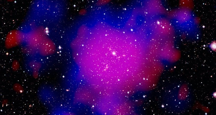 Частицы темной материи, возможно, тоже сталкиваются и сливаются друг с другом