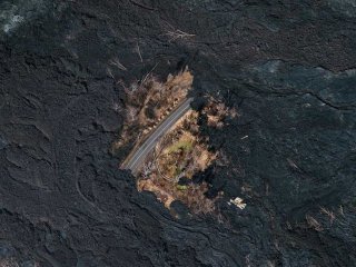 Лава вулкана Килауэа на Гавайских островах «пощадила» небольшой участок земли