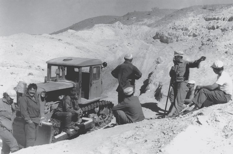 Раскопки Южно-Гобийского отряда Совместной Советско-Монгольской палеонтологической экспедиции в Улан-Баторе, фото из архива СРМПЭ, 1970-е гг.